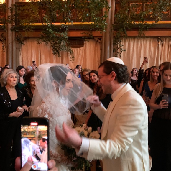 Pearl Gloves and Two tiered viel - Picture 3 of 3